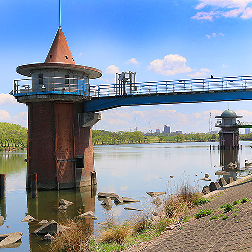 江戸川の取水塔