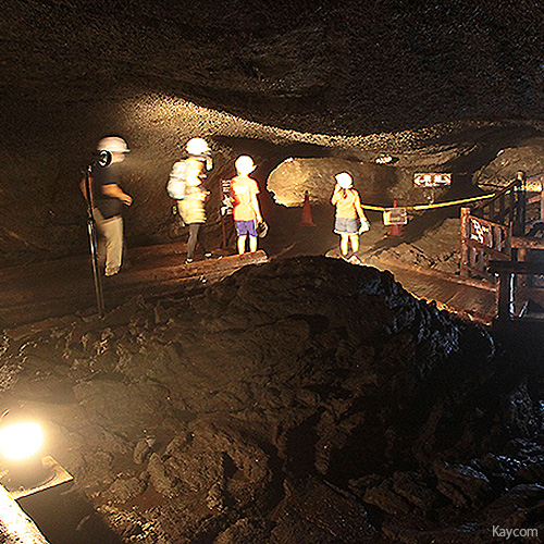 富士山麓の洞窟探検